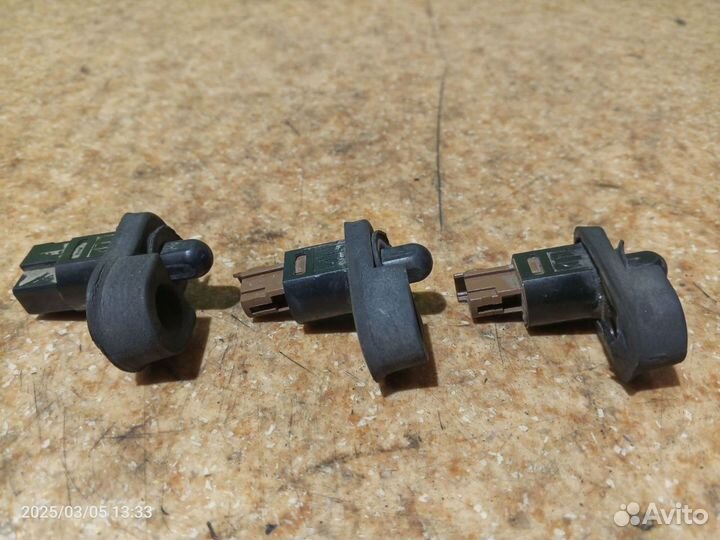 Датчик открытой двери концевик Nissan Cefiro A32