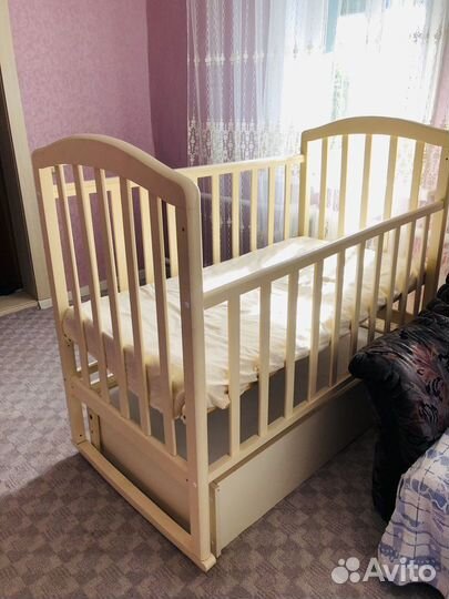 Детская кроватка с маятником и ящиком