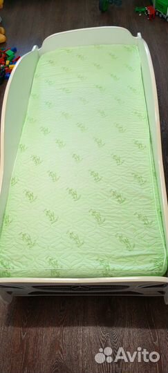 Детская кровать машина с матрасом бу