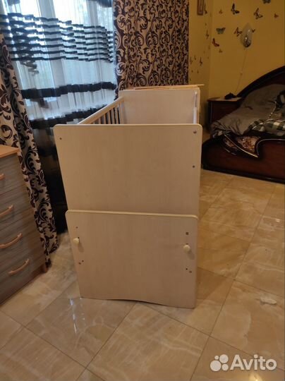 Детская кроватка с маятником