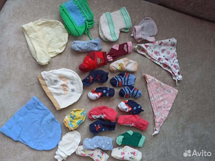 Носки детские, шапочки и нагрудники