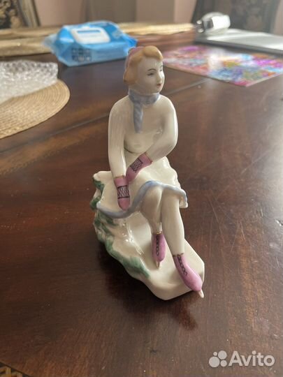 Винтажная статуэтка “Девушка на коньках”