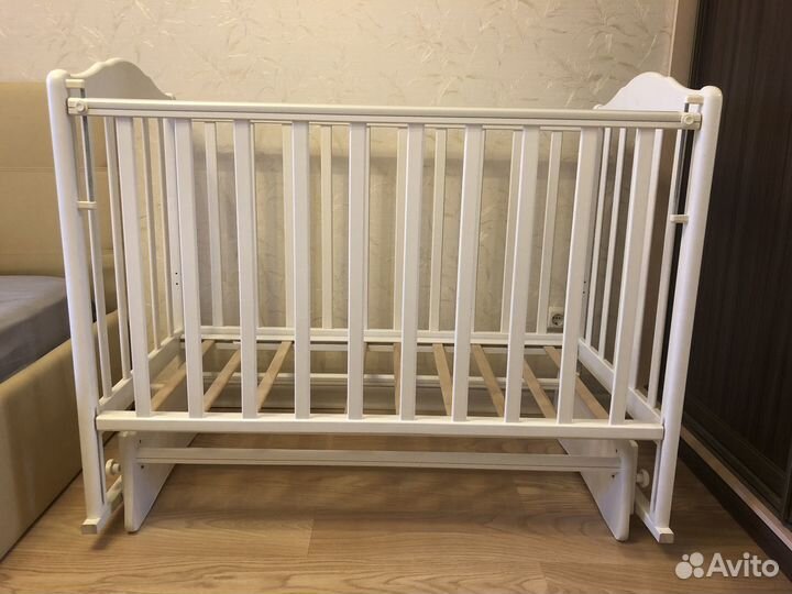 Детская кроватка с маятником