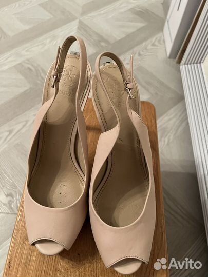 Босоножки летние Guess