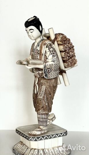 Статуэтка «Мальчик с книгами»