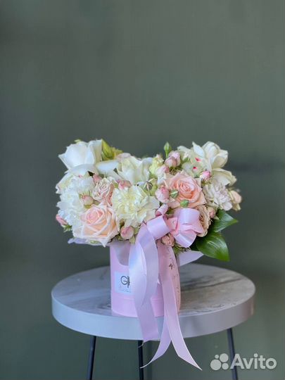 Шляпная коробка с живыми цветами Доставка