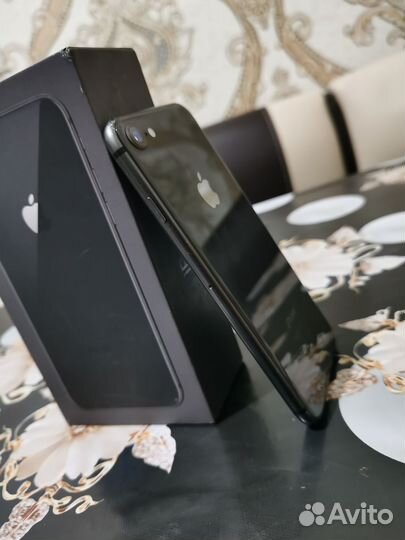 Телефон iPhone 8