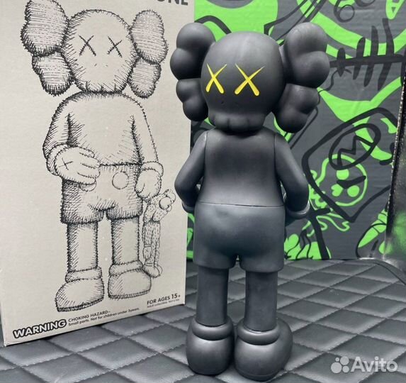 Игрушка Kaws с деньгами