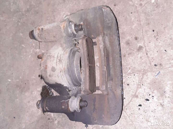 Правый Суппорт mazda 323 ba