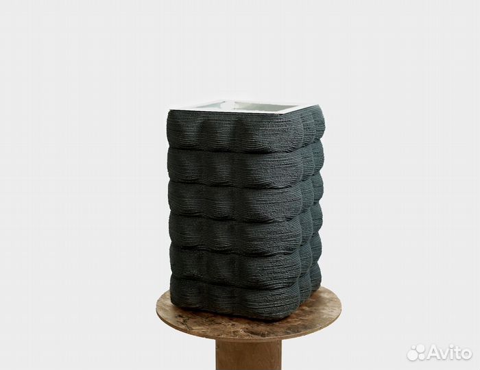 Черное кашпо для сада и дома