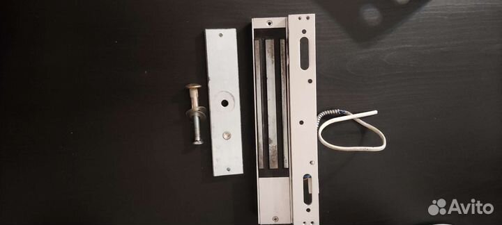 Электромагнитный замок на дверь