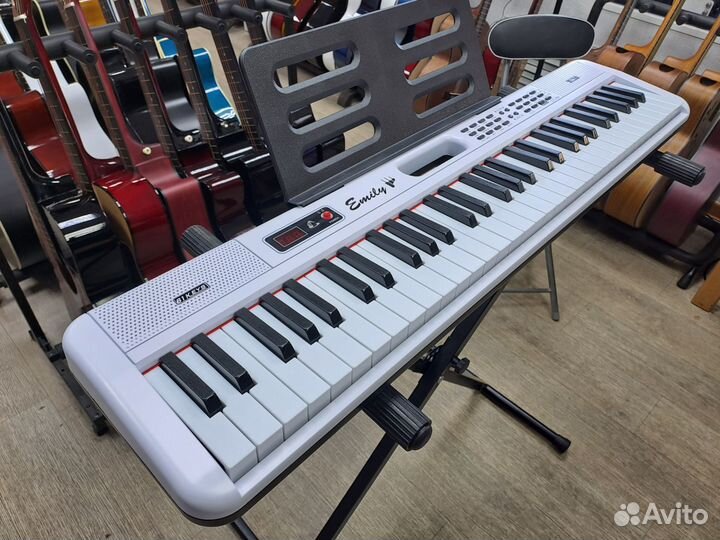 Синтезатор белый со стойкой