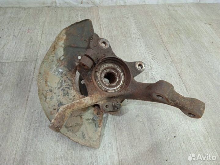 Кулак поворотный передний правый Volkswagen Passat