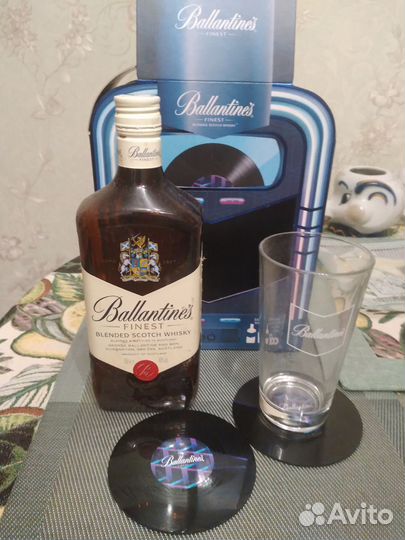 Коробка и бутылка: элитный виски, коньяка Ной