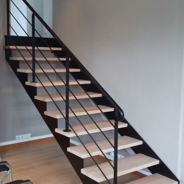 Лестница на металлокаркасе от производителя