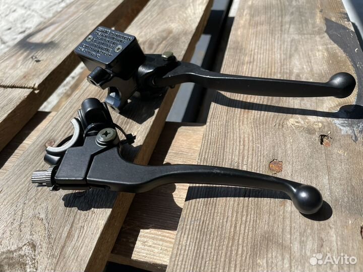 Рычаги тормоза и сцепления на мотоцикл