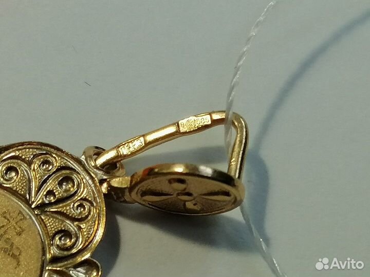 Подвеска с камнем золотая