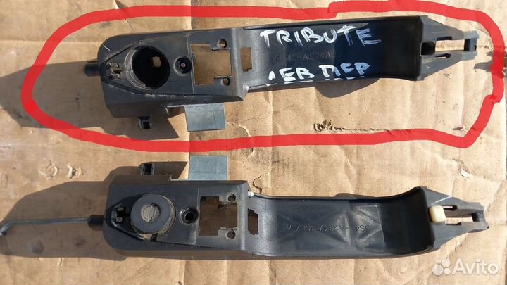 Праворульный Tribute крепление ручки двери лев пер