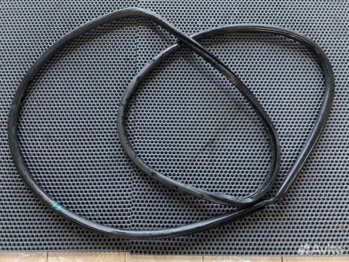 Уплотнитель дверного проема лев. перед. Toyota Lan