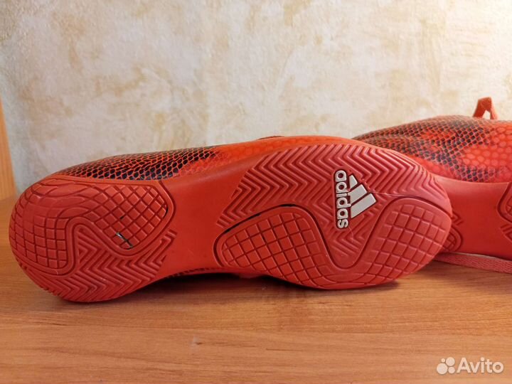 Футбольные бутсы adidas