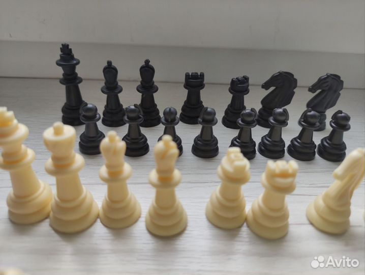 Шахматные фигуры, доска, нарды