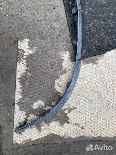 Губа переднего бампера Avensis