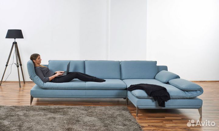 Диван угловой на ножках