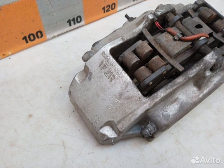 Суппорт передний правый Volkswagen Touareg