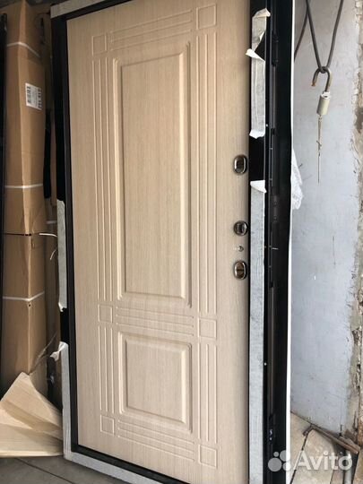 Уличная входная дверь 