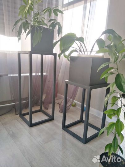 Подставка под цветы металлическая