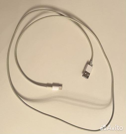 Зарядный шнур на iPhone