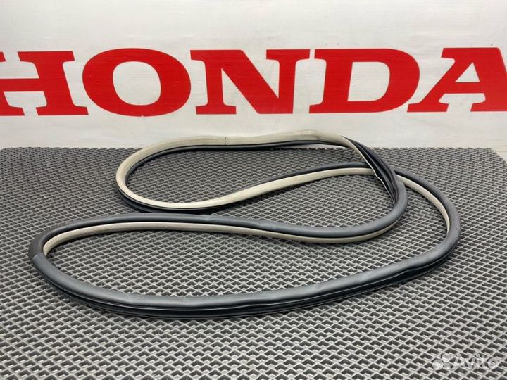 Уплотнительная резинка боковой двери задняя правая