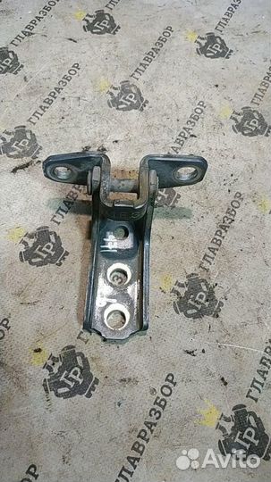 Петля передней левой двери верхняя MMC 2006г- б/у