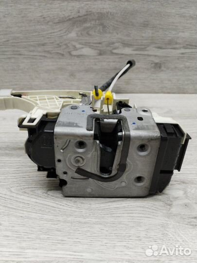 Замок двери передний правый Mercedes Sprinter 906