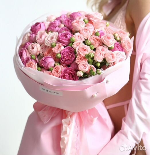 Букет из нежных пионовидных кустовых роз