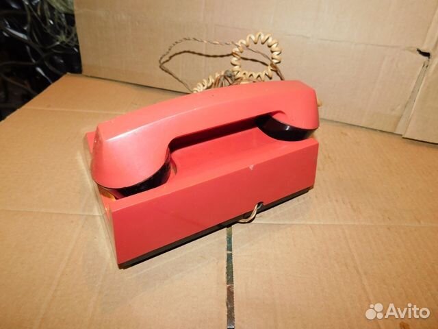 Советский дисковый телефон красного цвета СССР