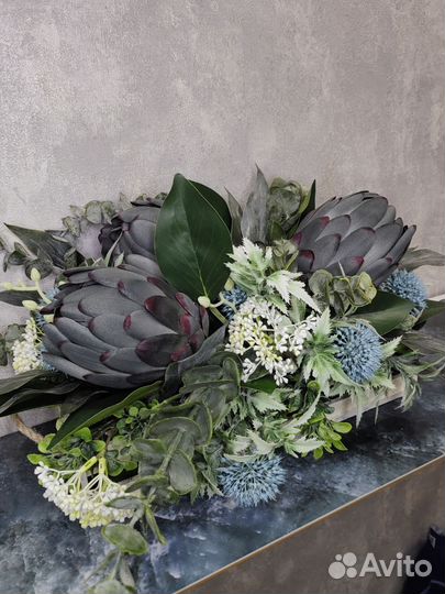 Композиция из искусственных цветов