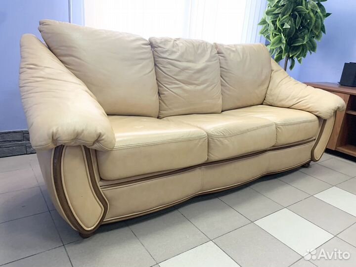 Кожаный диван