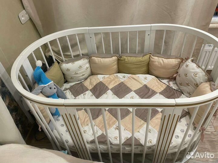 Детская кроватка с маятником белая