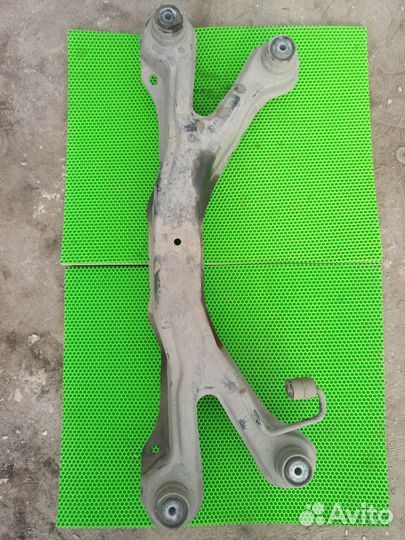 Подрамник задний траверса Opel Vectra B