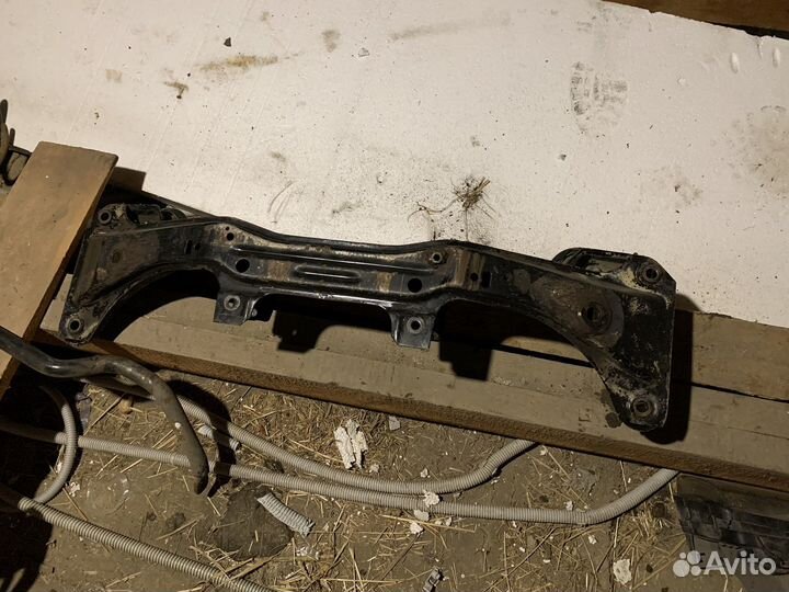 Передний подрамник е36