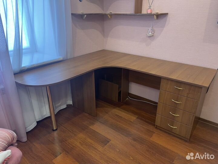 Компьютерный, письменный стол и полки