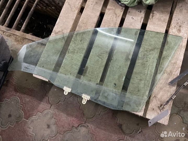 Стекло двери переднее левое Nissan Wingroad