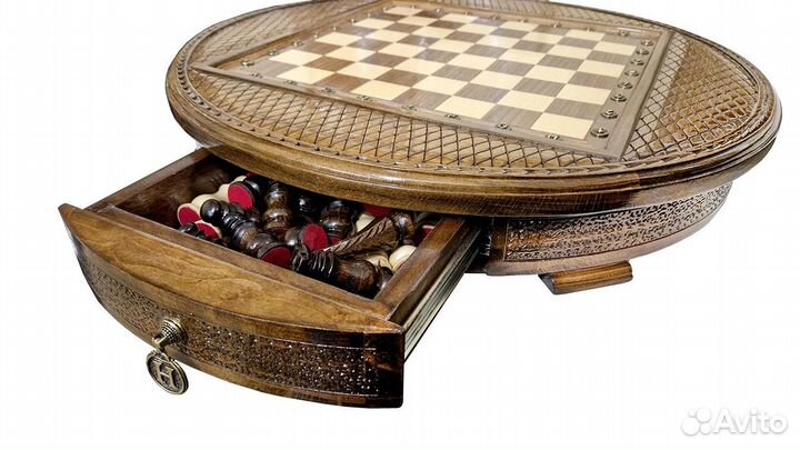 Шахматы резные в ларце 