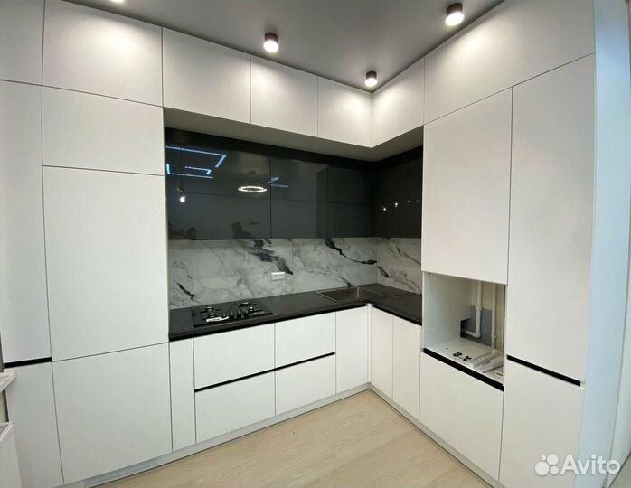 Кухня под потолок с островом