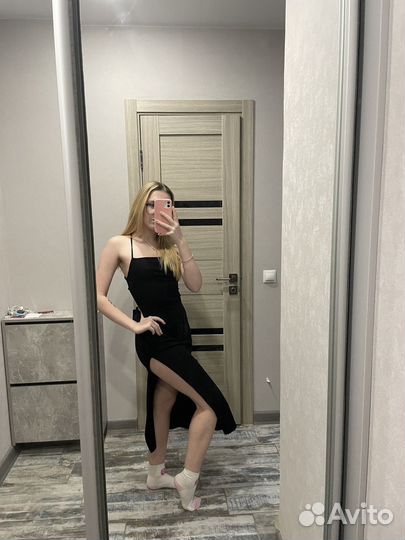 Облегающее платье с вырезом