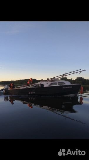 Парусно-моторная яхта