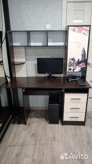 Стол с компьютером