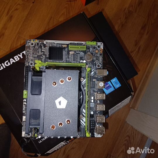 Материнская плата с процессором и памятью