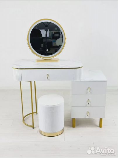 Туалетный столик. Столик для макияжа